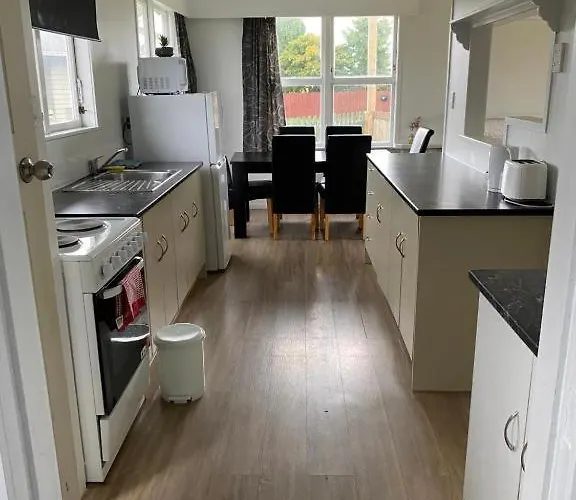 Serviced 3 Bedroom House 펜션 *