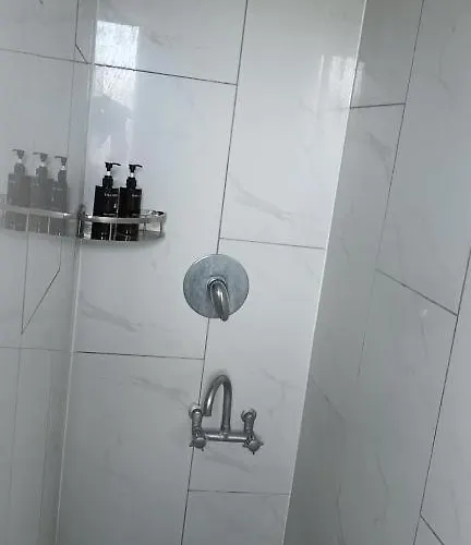 Serviced 3 Bedroom House 펜션 *