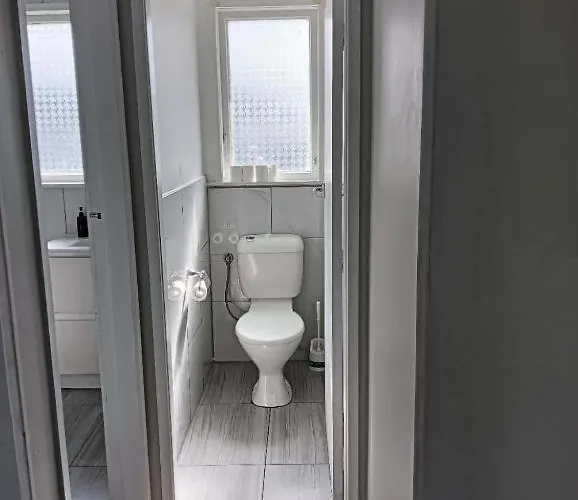 Serviced 3 Bedroom House 펜션 *