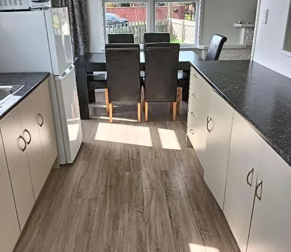 Serviced 3 Bedroom House * 로토루아
