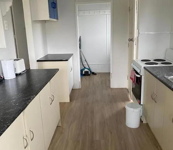 Serviced 3 Bedroom House 펜션 *